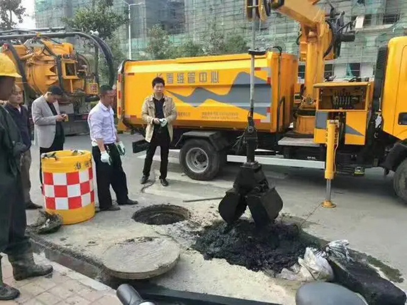 夹江街道：网格员化身“清道夫”，为民解忧疏通“堵心”化粪池