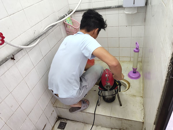 夹江肥皂掉到马桶里把马桶堵住了怎么办？马桶堵住了怎么办