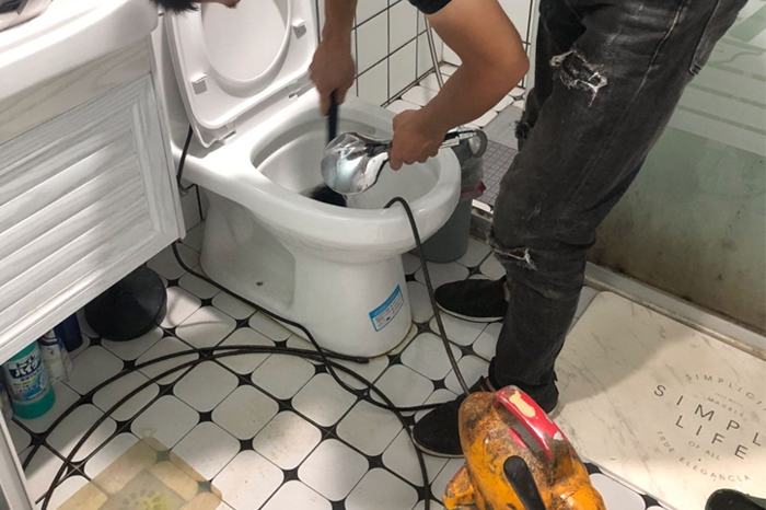 夹江马桶堵塞自己疏通还是找师傅？专业上门服务让你省时更省心